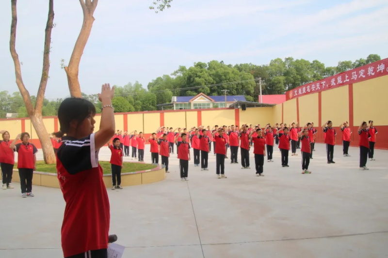 湘潭少林文武学校上学期第十四周以《交通安全，从我做起》主题式升旗仪式
