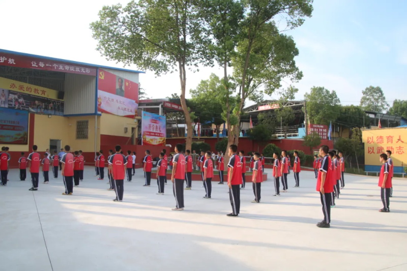 2025年下学期第三周以《电诈不难防，关键在警惕》为主题的升旗仪式