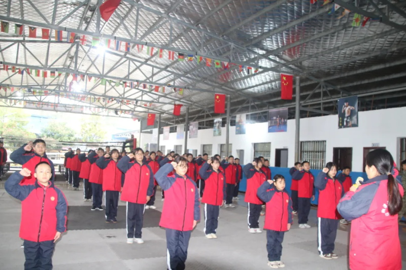 2025年下学期第十周以《利剑护蕾，守护成长》主题升旗仪式