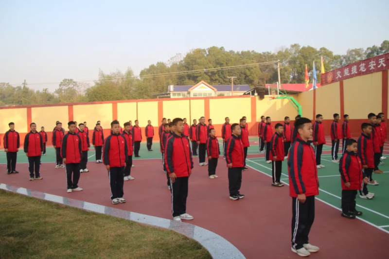 2025年下学期第十三周《用温暖驱散欺凌，用陪伴守护成长》——主题升旗仪式