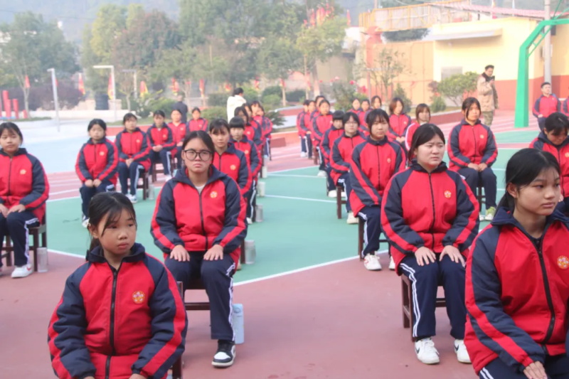 2025年下学期第十五周主题升旗仪式暨心理大课堂“亲子关系，我想更懂你”