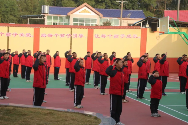 2025年下学期第十六周以《勿忘国殇守和平，青春奋进启新章》主题升旗仪式