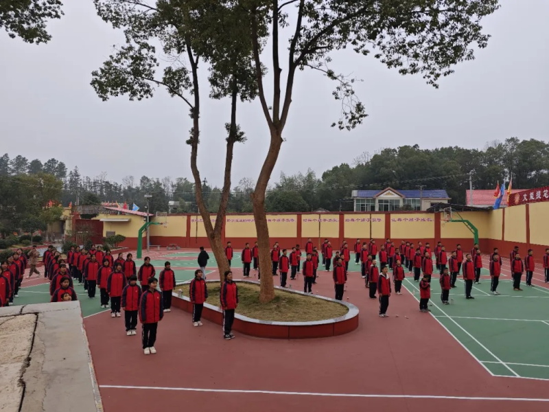 2025年下学期第十七周以《预防传染病，筑牢健康防线》主题升旗仪式。