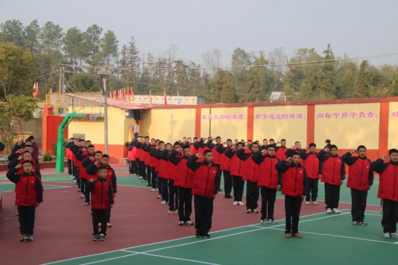 2025年下学期第十八周《辞旧迎新启新程，笃行逐梦向未来》主题升旗仪式