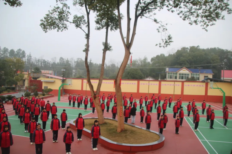 2025年下学期第十九周以《感恩父母，与爱同行》主题升旗仪式