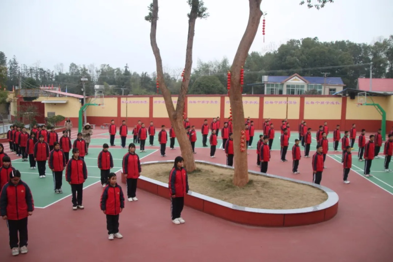 2025年下学期第二十周以《爱我中华，暖我小家，悦我韶华》主题升旗仪式