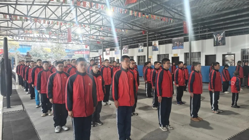 2025年下学期第二十二周以《利剑护蕾，守护成长》主题升旗仪式